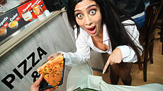 video Big Tip For The Waitress || Latina Milf