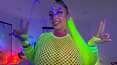 House Girly Drops It Low For The Headliner's Fat Cock! - Viideo - ravebunnys